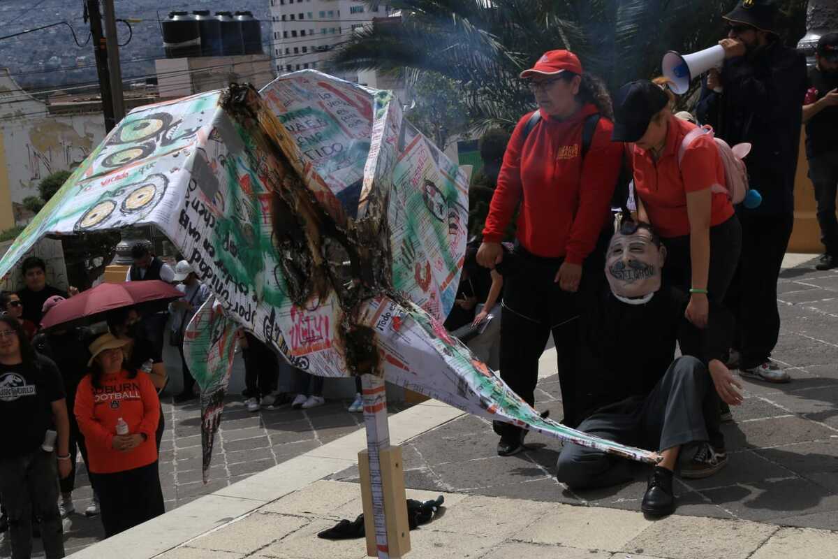 A través de una representación, sometieron al rector  Octavio Castillo Acosta y quemaron una figura de papel del símbolo de la UAEH (Jorge Sánchez)