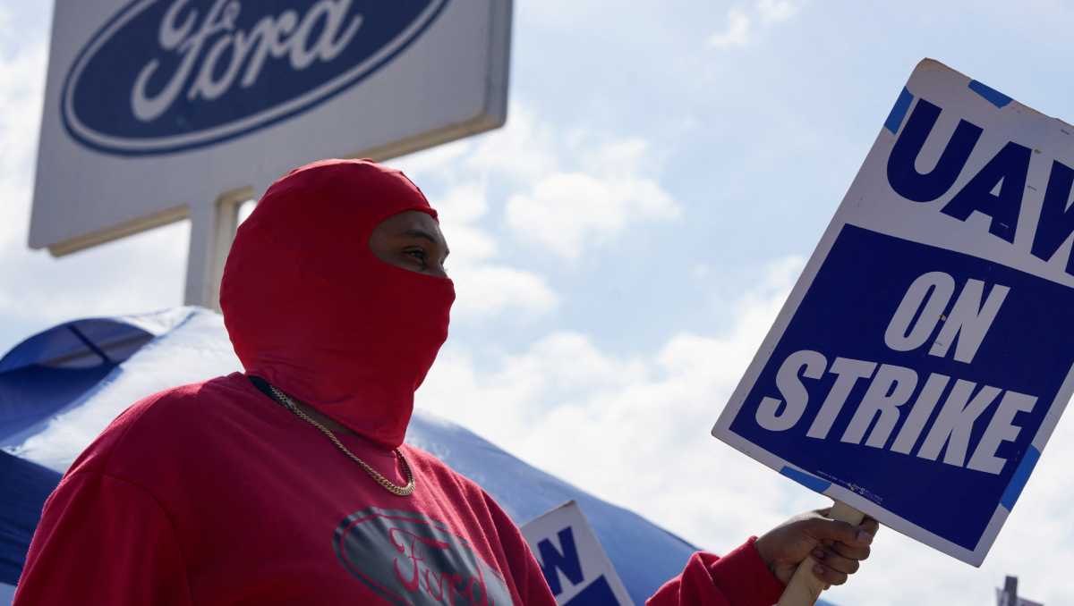 Un total de 38 centros de trabajo de empresas Ford, General Motors y Stellantis están en paro de labores. | Reuters