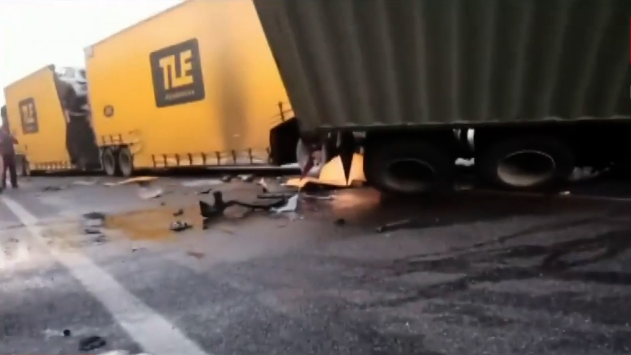 Choque entre camiones provoca cierre de la autopista Siglo Xi en Michoacán