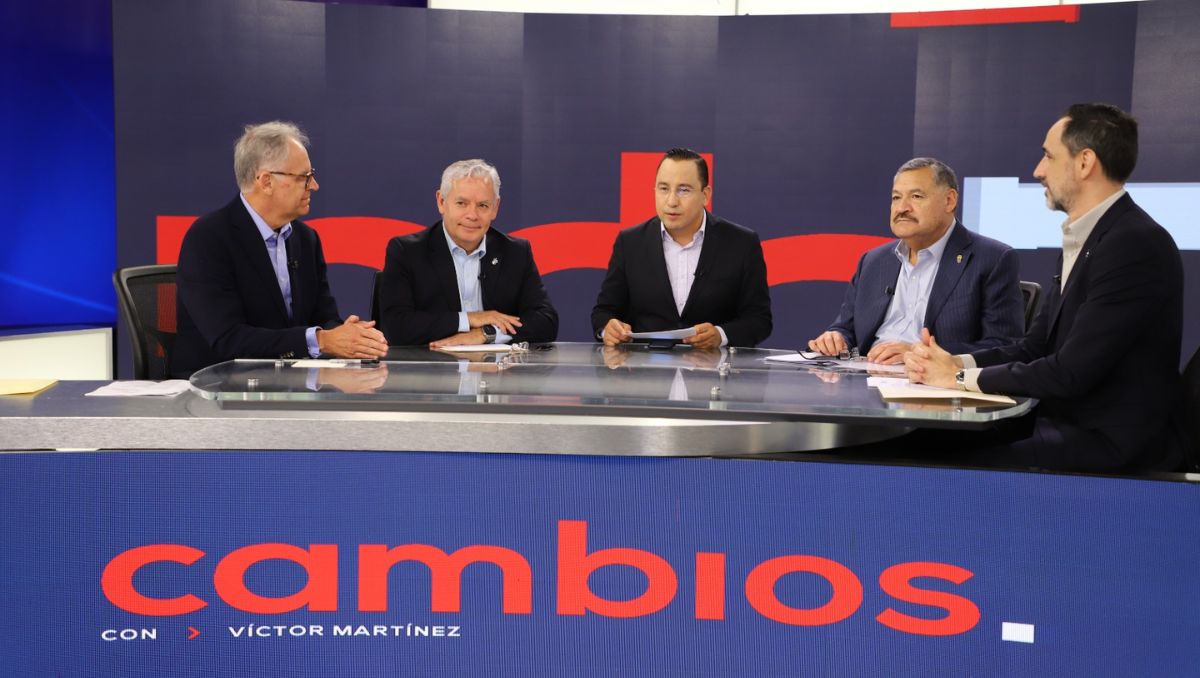 El diálogo entre líderes académicos se produjo en Cambios, conducido por Víctor Martínez (centro). Roberto Alanís