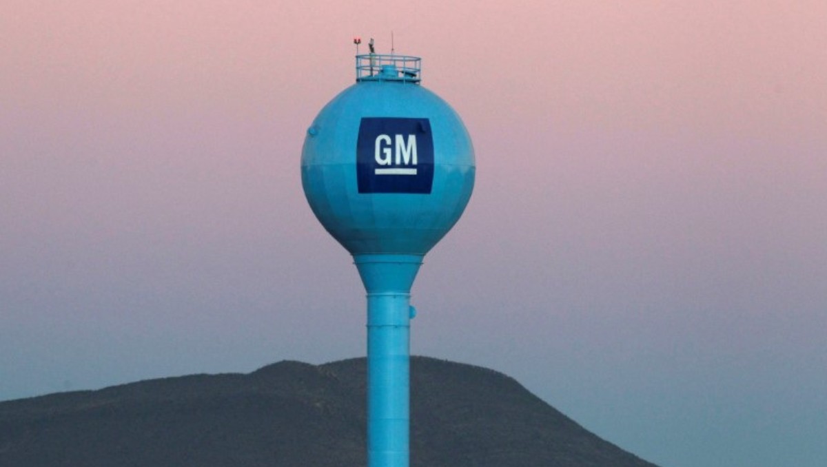 Logo de GM, en la Planta de Ensamble de General Motors en Ramos Arizpe, en Coahuila, México. Noviembre. Foto: (Reuters)