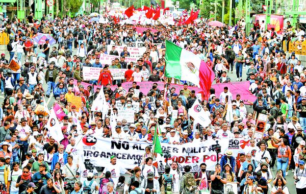 El Comité del 68 encabezó la ruta hacia la Plaza de la Constitución. ARIEL OJEDA