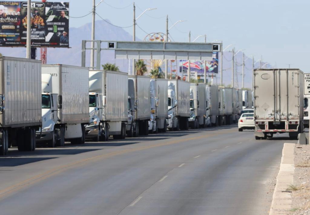 Disminución en el paso de camiones de carga por cruces internacionales debido al arribo de migrantes a Chihuahua. | Especial