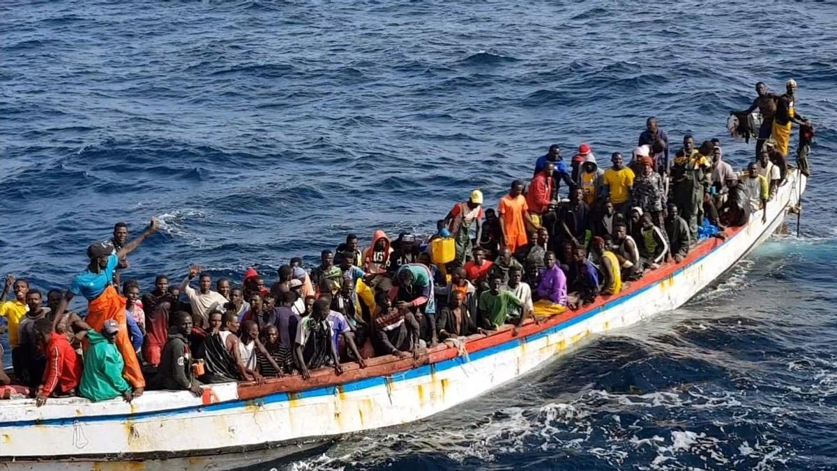 Embarcación de casi 300 migrantes llega a las islas Canarias | EFE