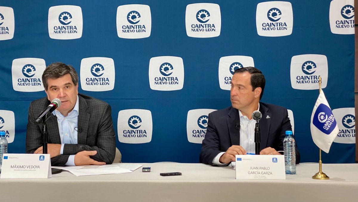 Máximo Vedoya, presidente de Caintra, con Juan Pablo García Garza