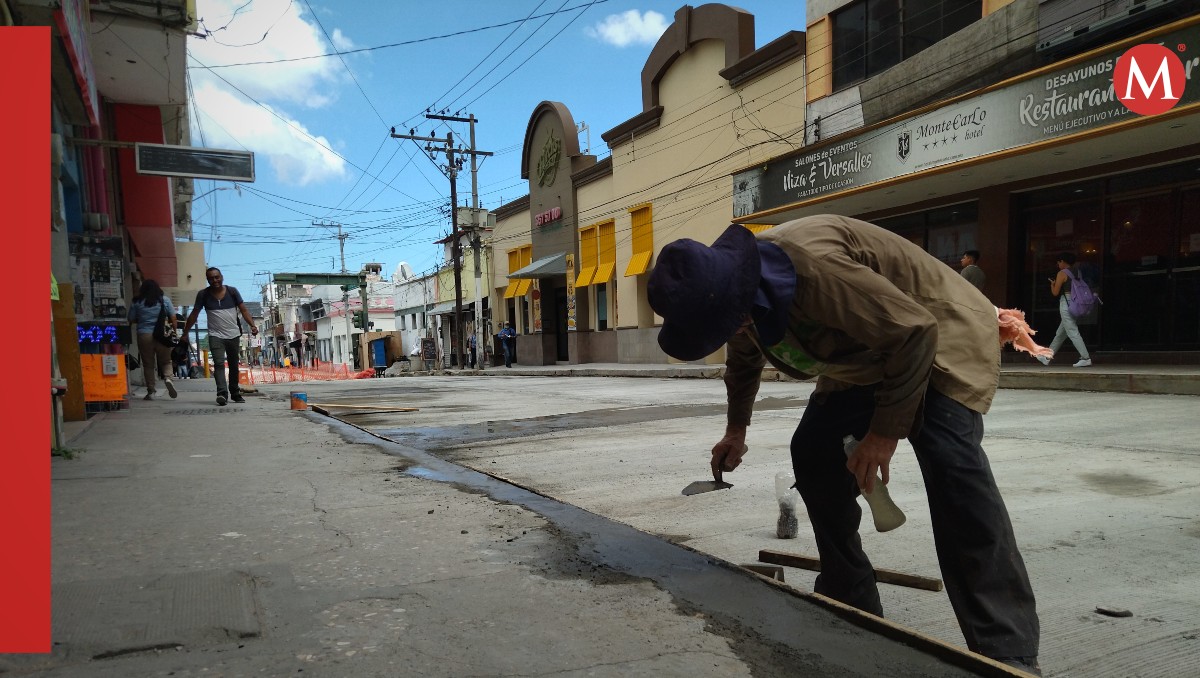 Pavimentación de la calle César López de Lara, en el centro de Tampico. (Víctor Durán)