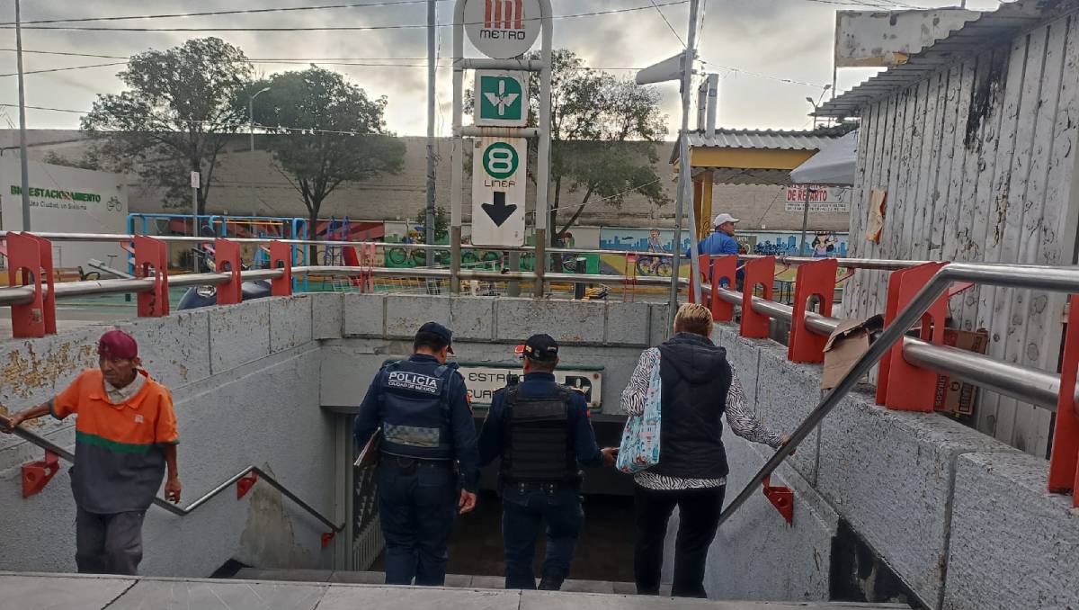Policías llegaron a la estación Escuadrón 201 de la Línea 8 | Enrique Luna