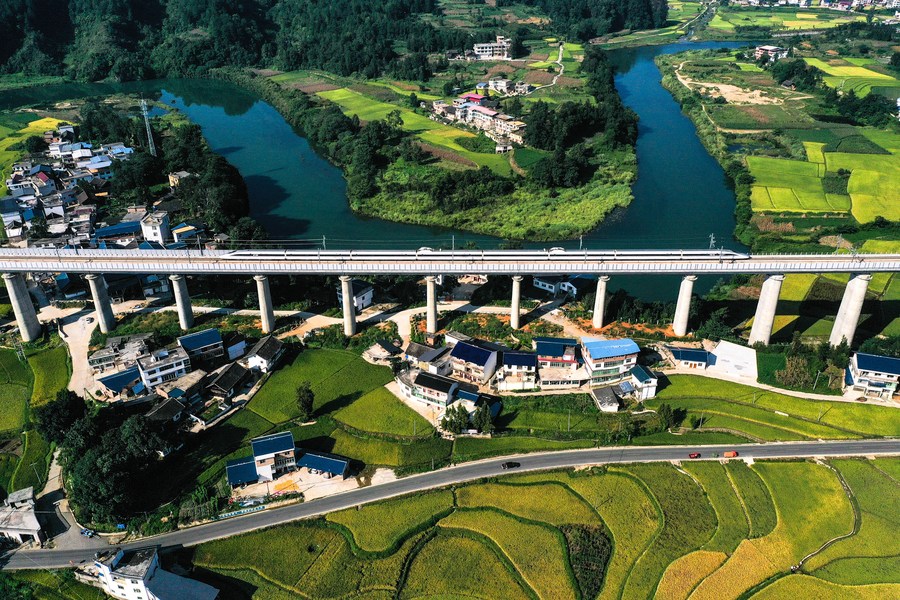 Un tren bala circula en el ferrocarril de alta velocidad Guiyang-Nanning en la ciudad de Duyun, provincia de Guizhou, China. (Xinhua/Yang Wenbin)