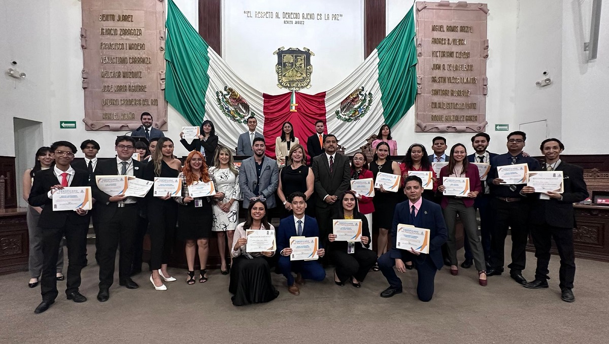 Los alumnos recibieron reconocimiento por participar en el Simulador Legislativo. (cortesía)