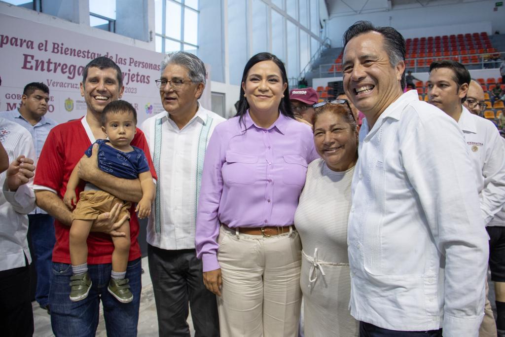 Ariadna Montiel y Cuitláhuac García encabezaron la entrega de tarjetas del Banco del Bienestar. (Especial)
