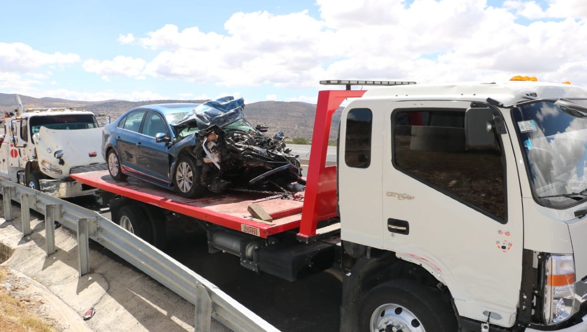 Choque entre auto y camión de carga.