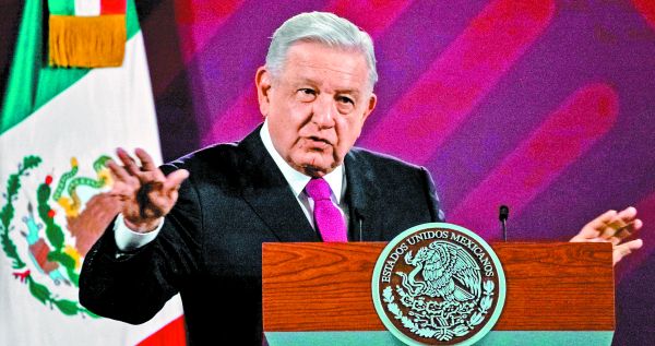López Obrador arremetió contra los investigadores en la conferencia matutina de Palacio Nacional; a la derecha, la nota aclaratoria del equipo.