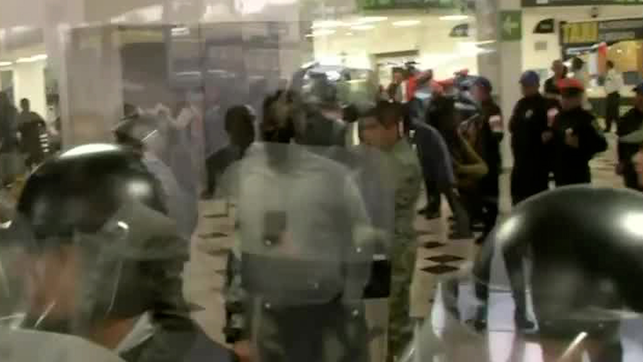 Taxistas del aeropuerto denuncian desalojo en la CdMx