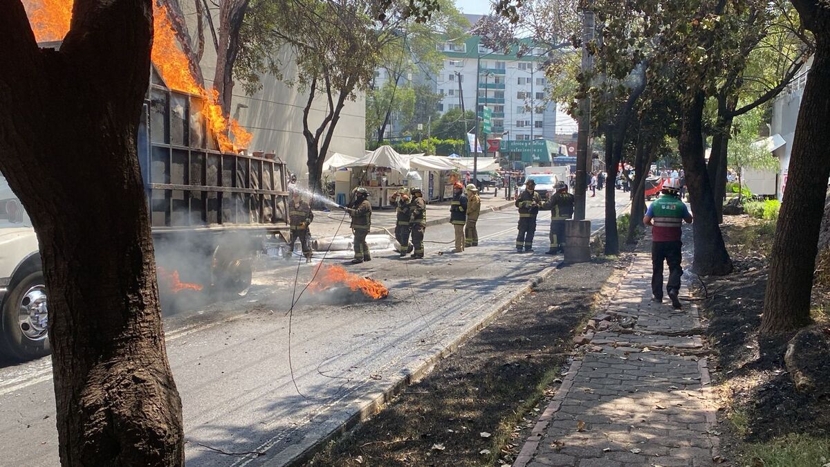 Bomberos trabajan para sofocar incendio en un camión repartidor de gas LP | X: @SGIRPC_CDMX