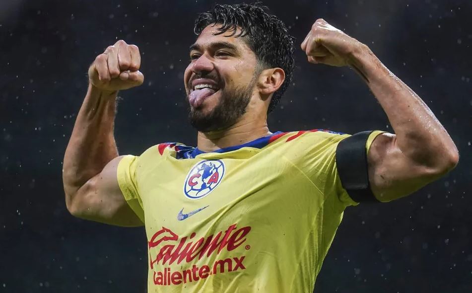 Henry Martín recibió sus tres Balones de Oro en manos de Mikel Arriola