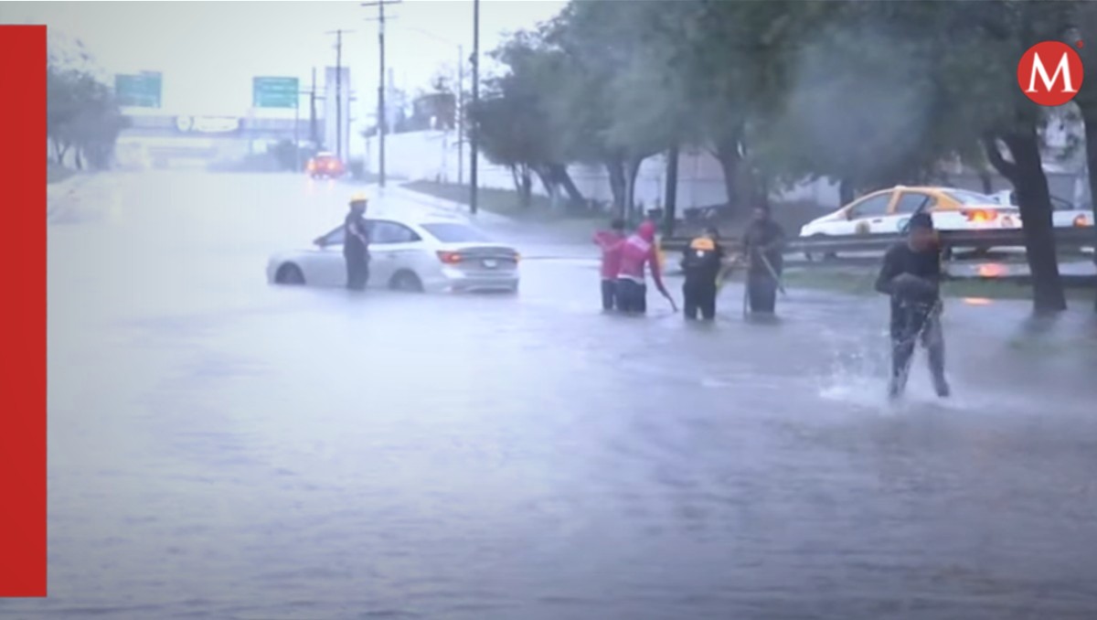 Lluvias dejan coche varado en Guadalupe. Foto: Especial