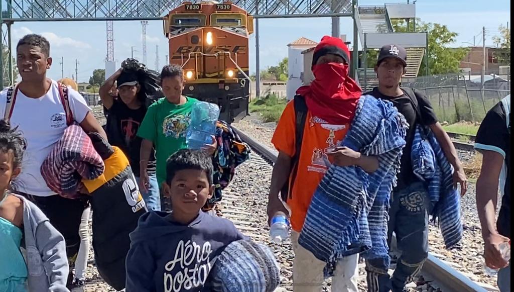 Migrantes llegan a Ciudad Juárez para atravesar el Río Bravo | Blanca Elizabeth Carmona