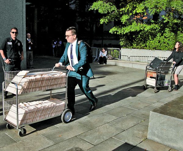 Una persona lleva archivos al juzgado donde se celebra el juicio. Leonardo Muñoz/AFP