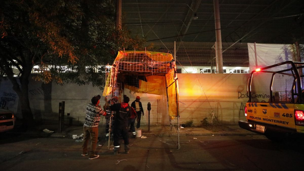 Retiran estructuras de comerciantes en el Centro de Monterrey | Especial