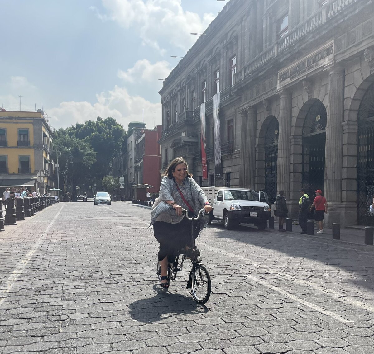 Xóchitl Gálvez monta nuevamente su bicicleta. (X)