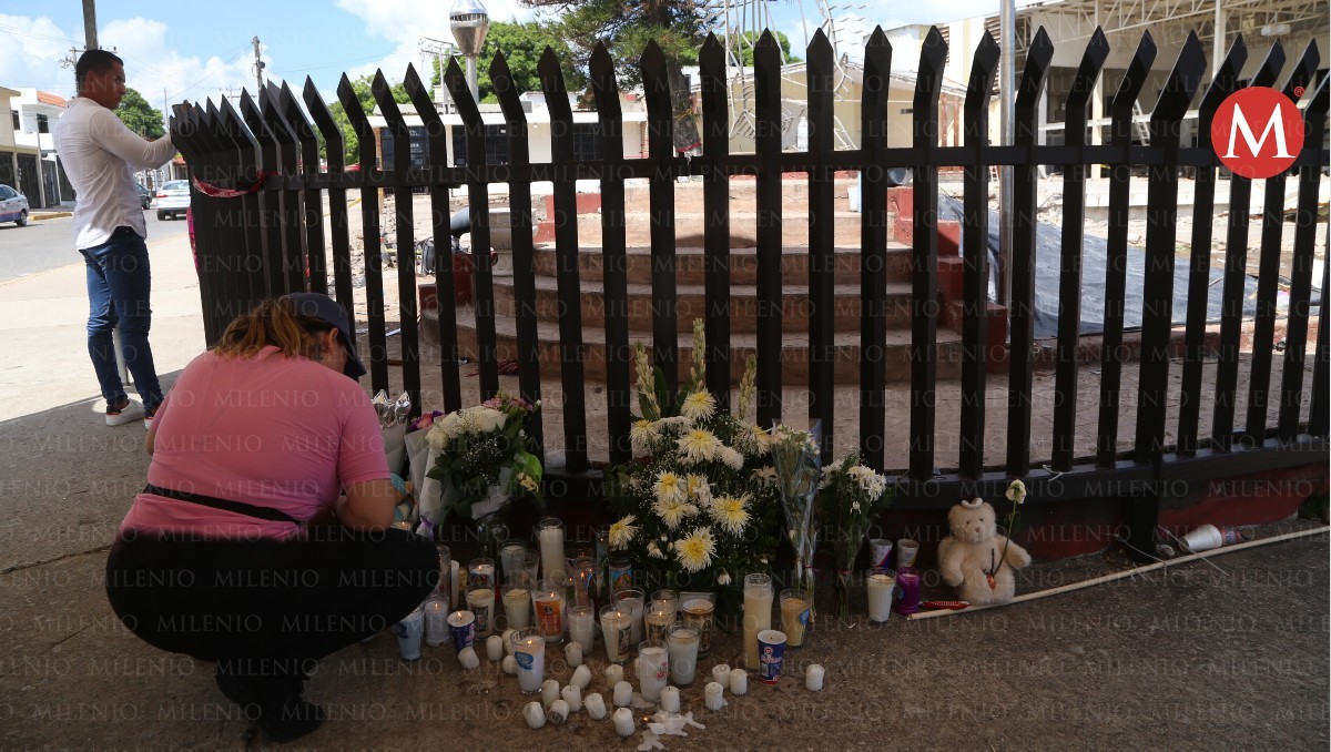 Flores y veladoras para víctimas de derrumbe en iglesia de Ciudad Madero. (Yazmín Sánchez)