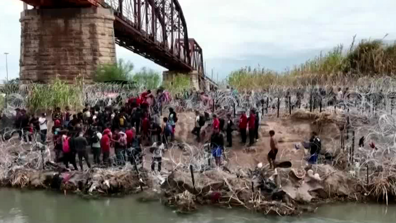 Migrantes abarrotan cruces fronterizos en Eagle Pass, Texas