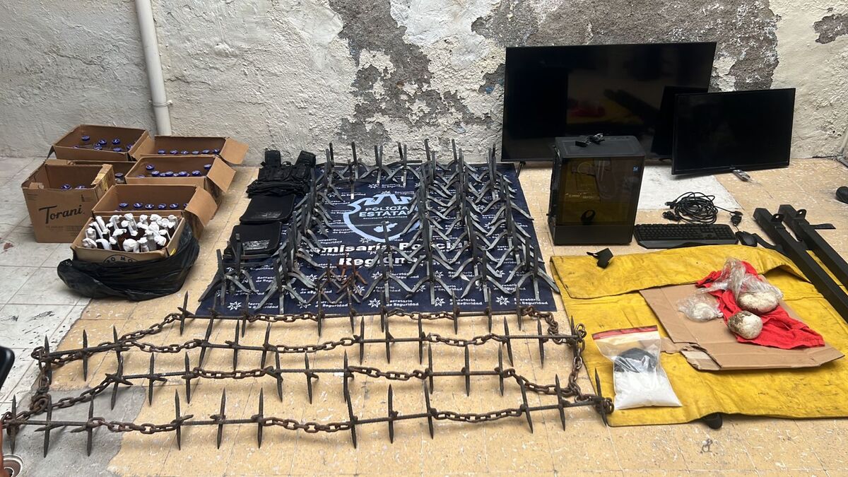En el sitio se hallaron artefactos incendiarios, explosivos plásticos y droga sintética. (Cortesía)