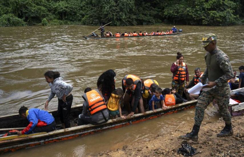 Venezolanos siguen peligrosa ruta por selva panameña | EFE