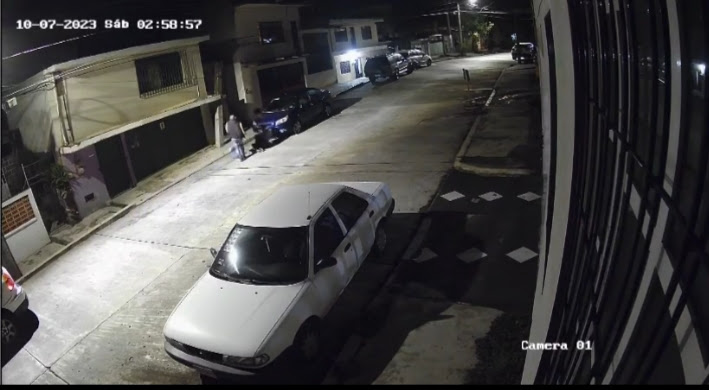 En un minuto roban computadora de vehículo en Xalapa | Isabel Zamudio