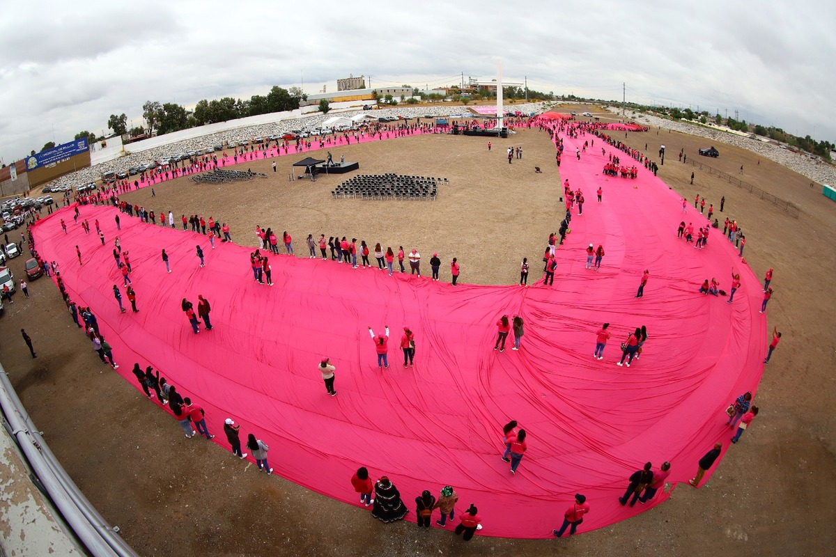 El Moño Rosa más grande del mundo fue impulsado por el Hospital Andalucía y apoyada por los sistemas DIF de Durango y Coahuila. (Rolando Riestra)