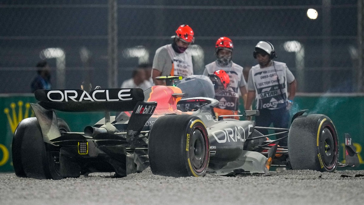 El monoplaza de 'Checo' Pérez resultó muy afectado tras ser impactado por Esteban Ocon (AP)