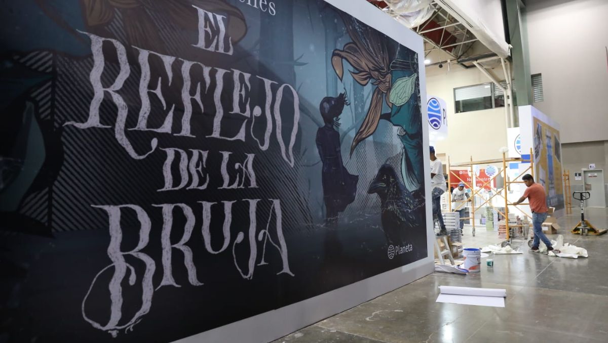 Ayer por la noche, decenas de personas laboraban en la instalación de los stands en Cintermex. Raúl Palacios