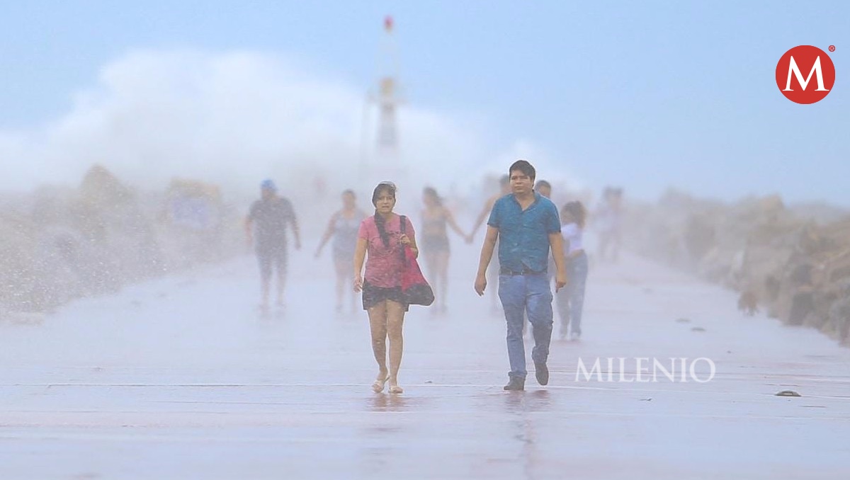 Pese a norte y lluvia, acuden a playa Miramar en Tamaulipas. (Yazmín Sánchez)