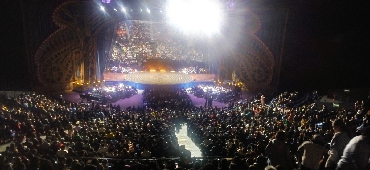 El público en el Palacio de los Deportes guardó la calma, a pesar del soniddo de la alerta y la suspensión momentánea del “show”. / Y. Villalpando
