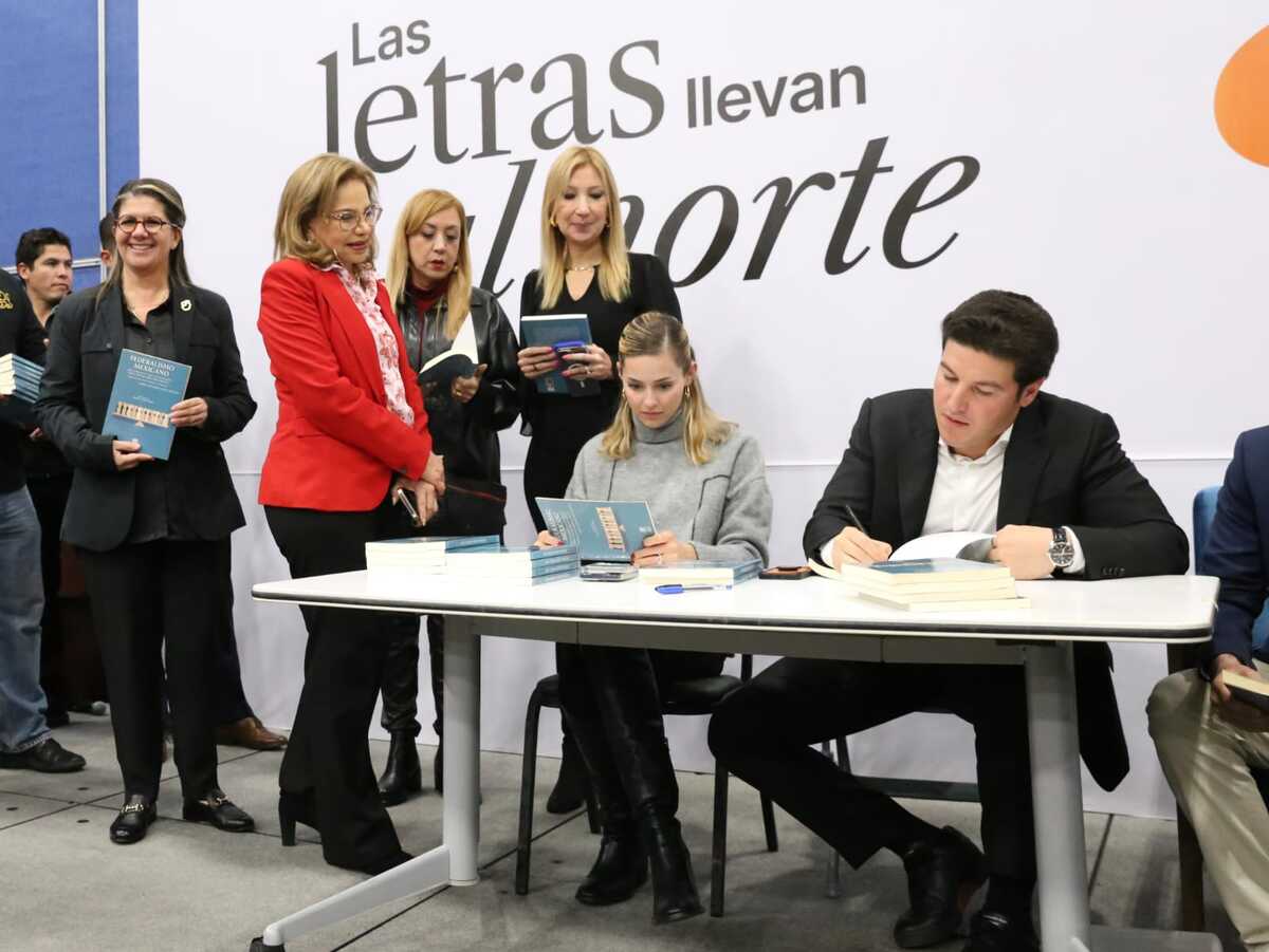 El gobernador de Nuevo León firmó algunos libros. Foto: Raúl Palacios
