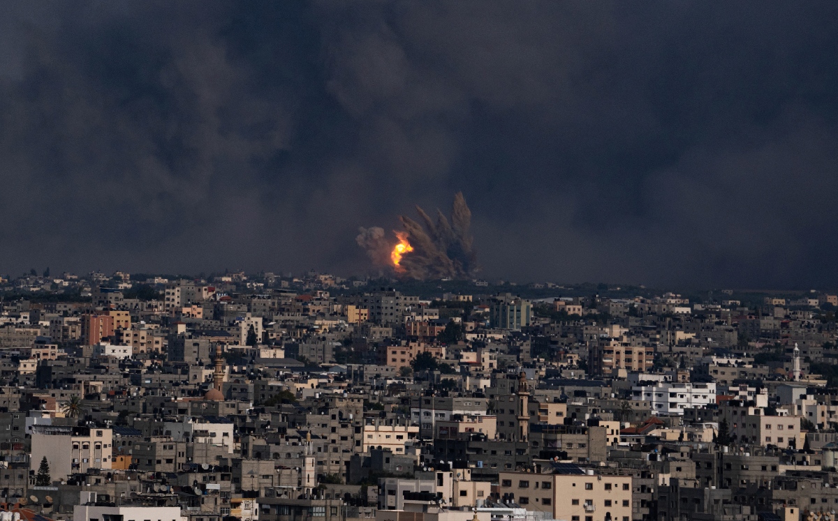 Humo y fuego se observan luego de un ataque aéreo israelí en la Ciudad de Gaza. | AP