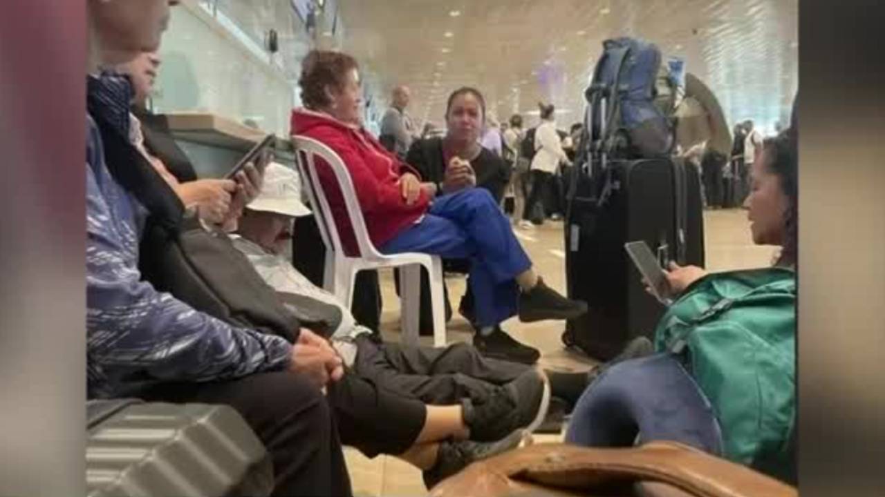 Mexicanos varados en aeropuerto de Israel, esperan respuesta de las autoridades