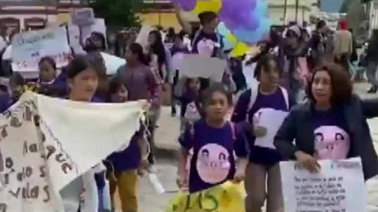 Niñas y adolescentes marchan en San Cristóbal de las Casas para exigir sus derechos
