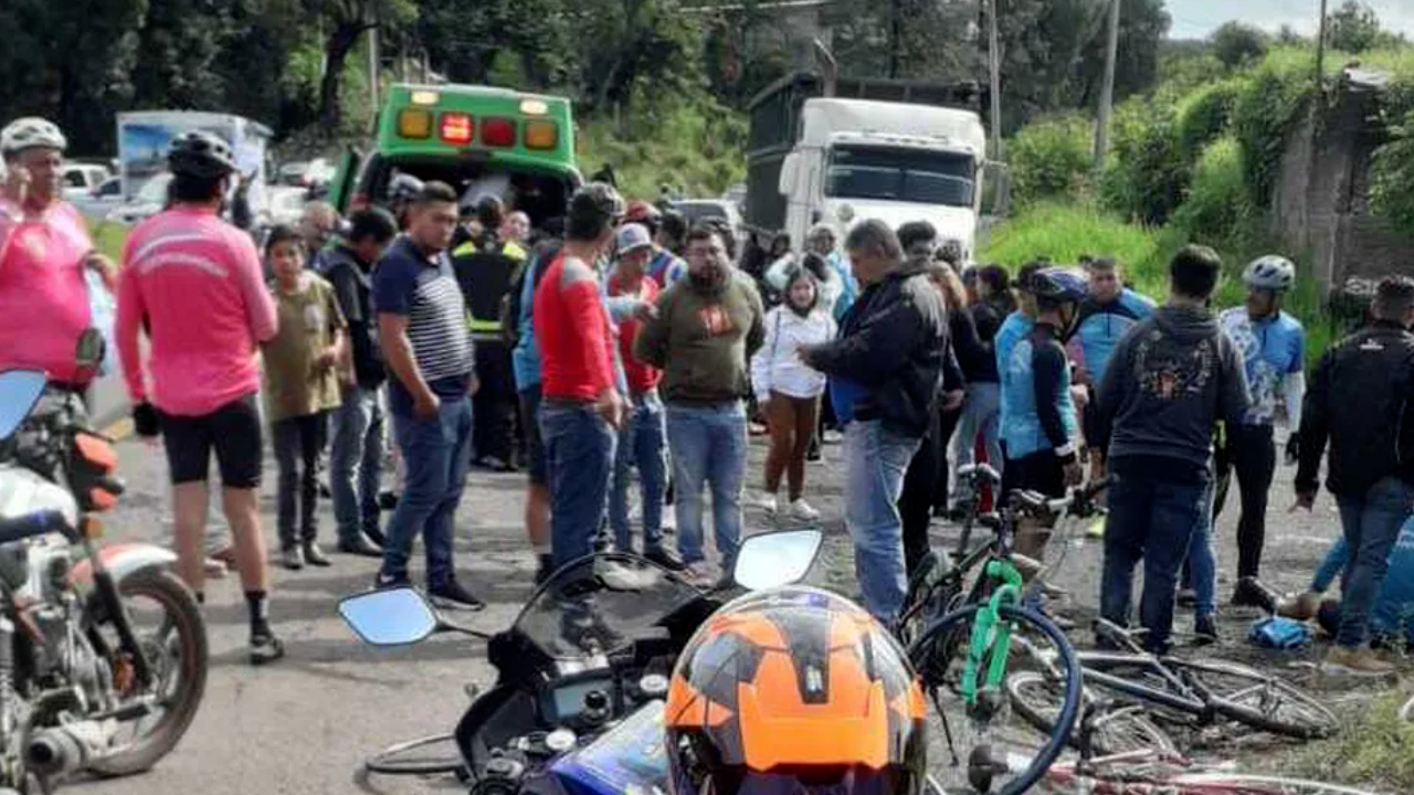 Peregrinos en bicicleta son embestidos por un auto en Michoacán; conductor se da a la fuga