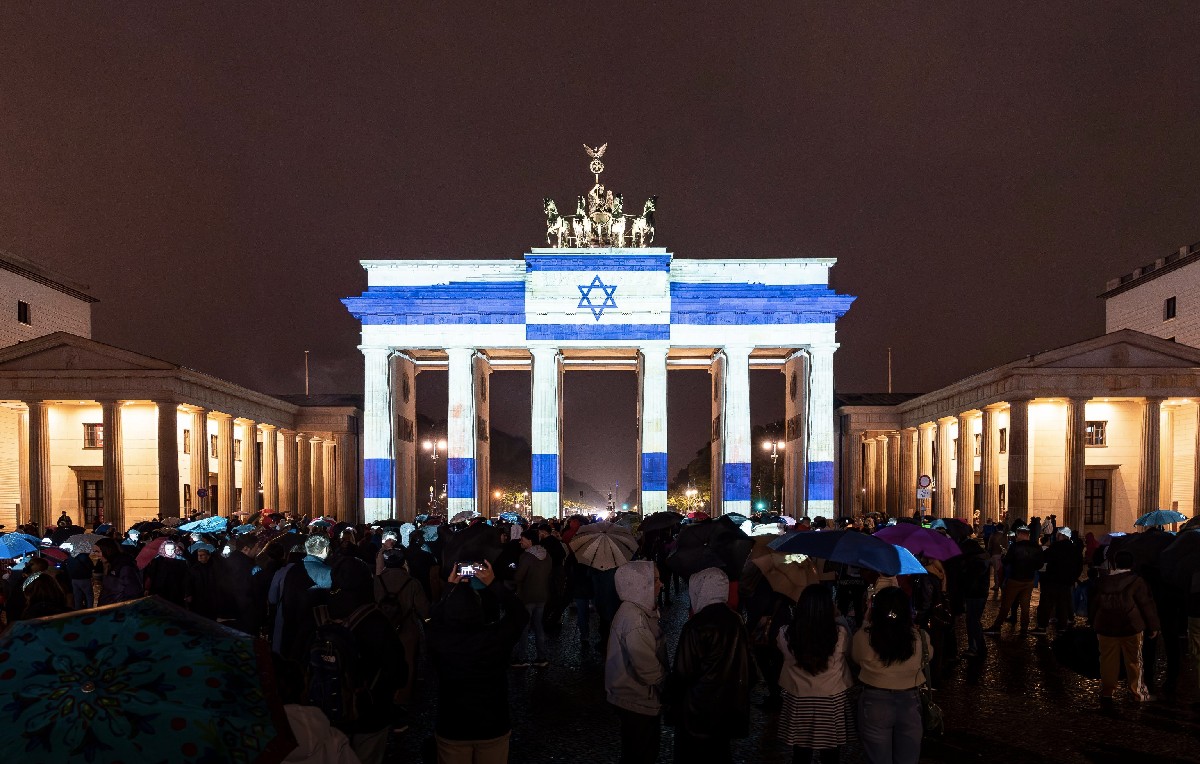 Puerta de Brandenburgo iluminada de azul y blanco en apoyo a Israel (Foto: Olaf Scholz)