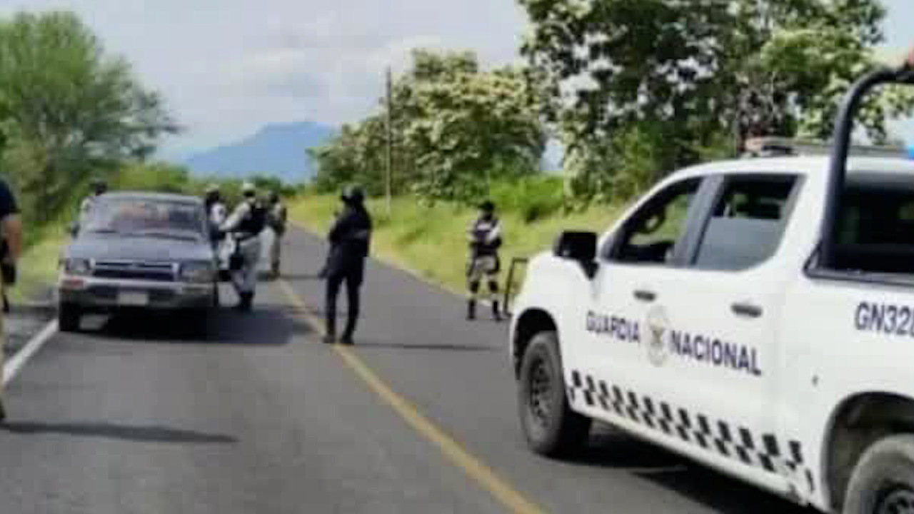 Autoridades detienen a 8 colombianos que fabricaban explosivos para drones en Michoacán