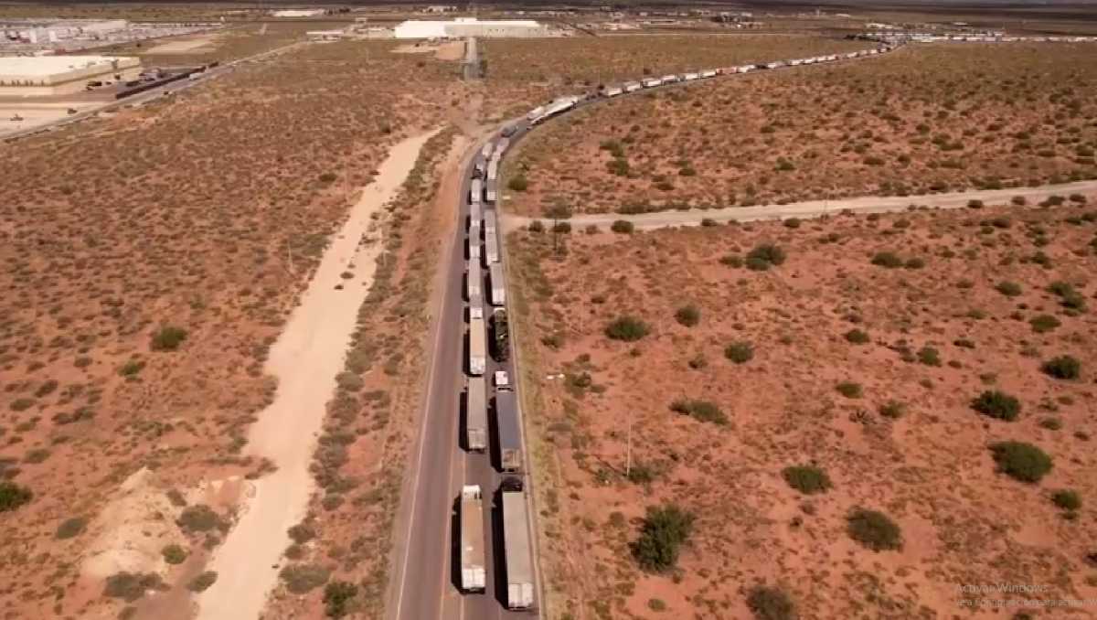 Camiones mexicanos son revisados exhaustivamente, retrasando el paso de mercancías hacia Estados Unidos. | Reuters