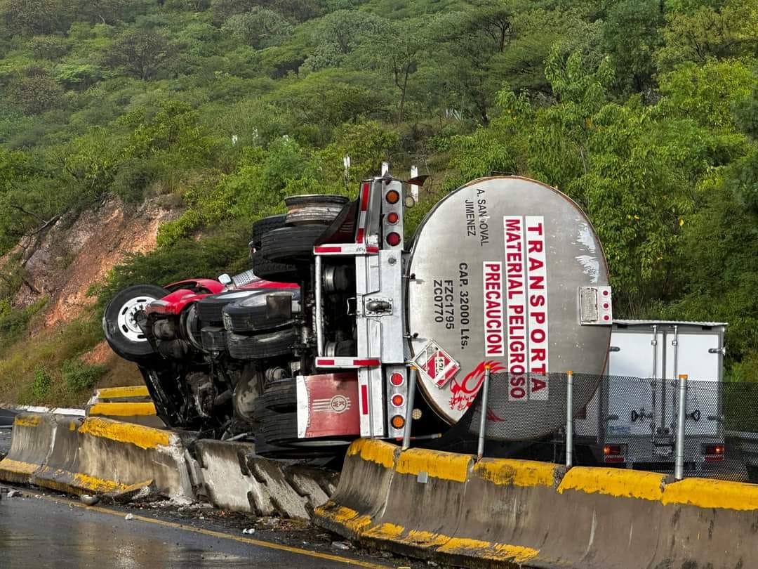 El camión se estampo en la barra de contención.| (Especial)