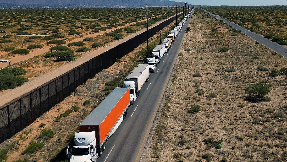 Hasta 10 mil migrantes llegan cada día a la frontera con Estados Unidos. | EFE