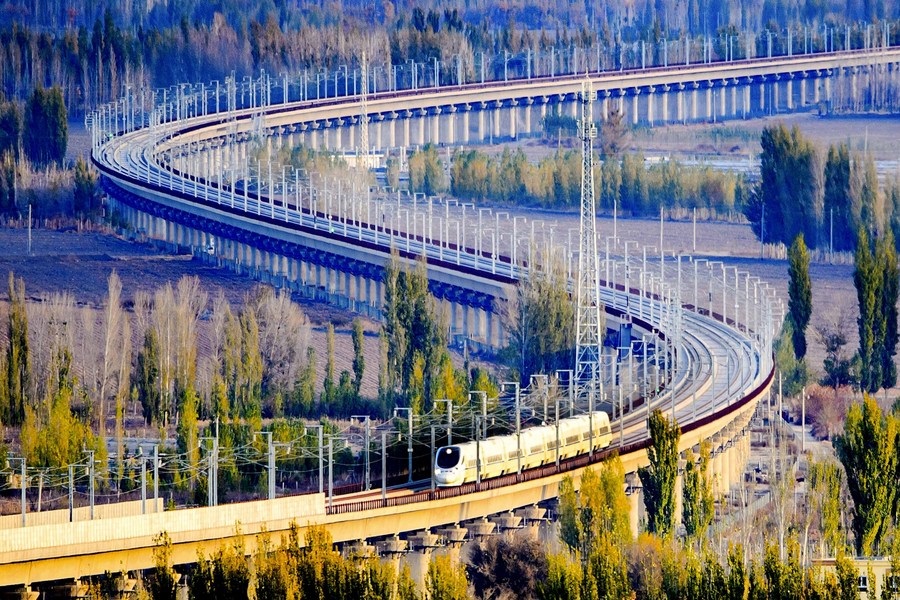 Un tren bala que atraviesa un puente en el ferrocarril de alta velocidad Lanzhou-Xinjiang, en la Región Autónoma Uygur de Xinjiang. Xinhua/Cai Zengle