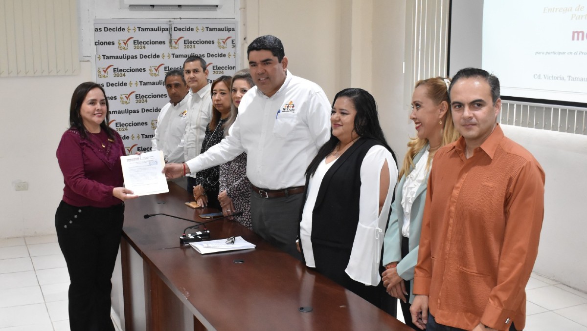 Yuriria Iturbe Vázquez, presidenta de Morena en el estado entrega documentación. (Antonio Hernández)
