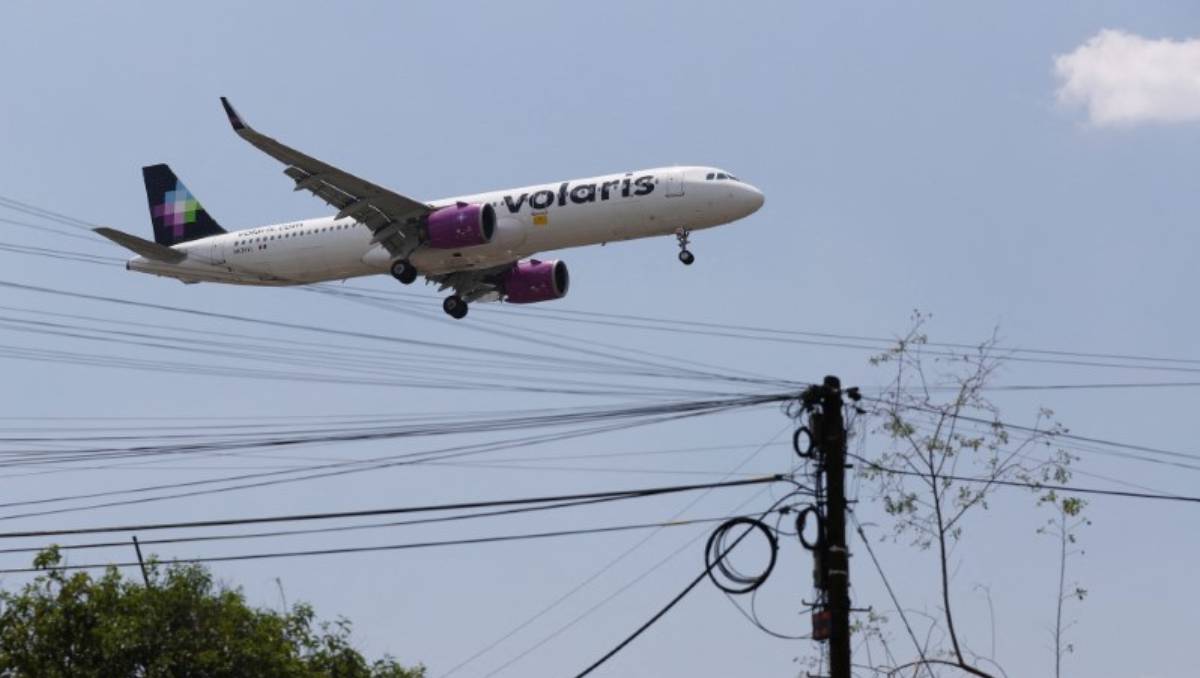 Avión de la aerolínea Volaris aterriza en el aeropuerto internacional de Benito Juárez de Ciudad de México. Foto: (Reuters)