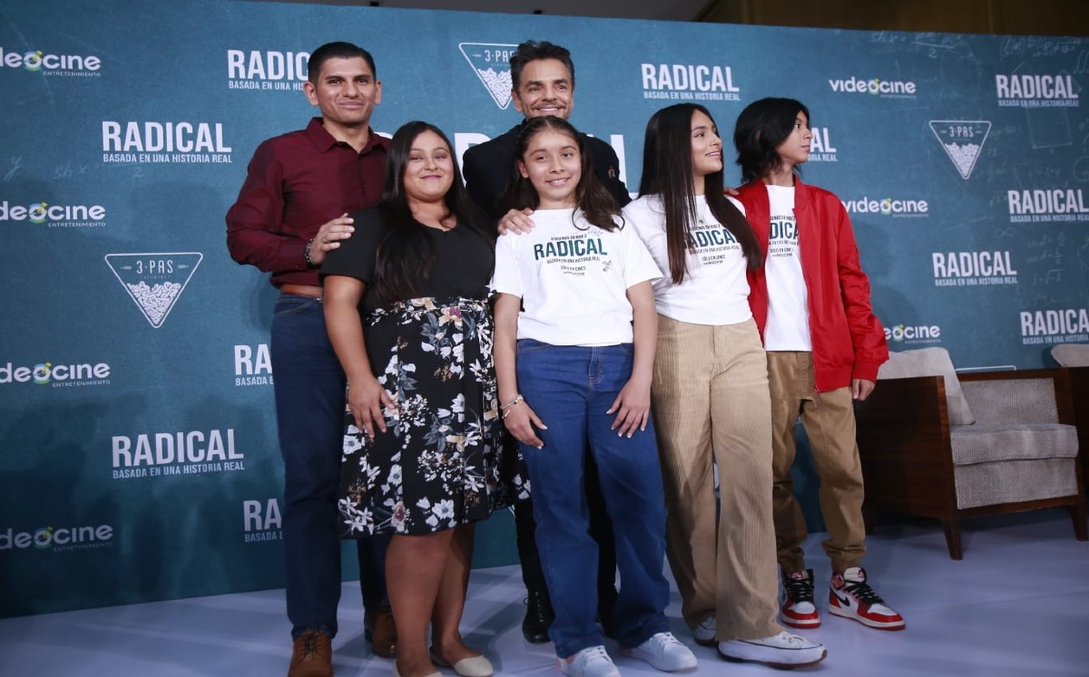 Eugenio Derbez con Sergio Juárez, Paloma Noyola, Mia Solís, Jennifer Trejo, Danilo Guardiola. FOTO: Juan Carlos Bautista