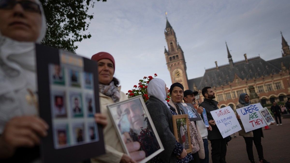 Manifestantes sostienen imágenes de personas que dicen desaparecieron en Siria| AP