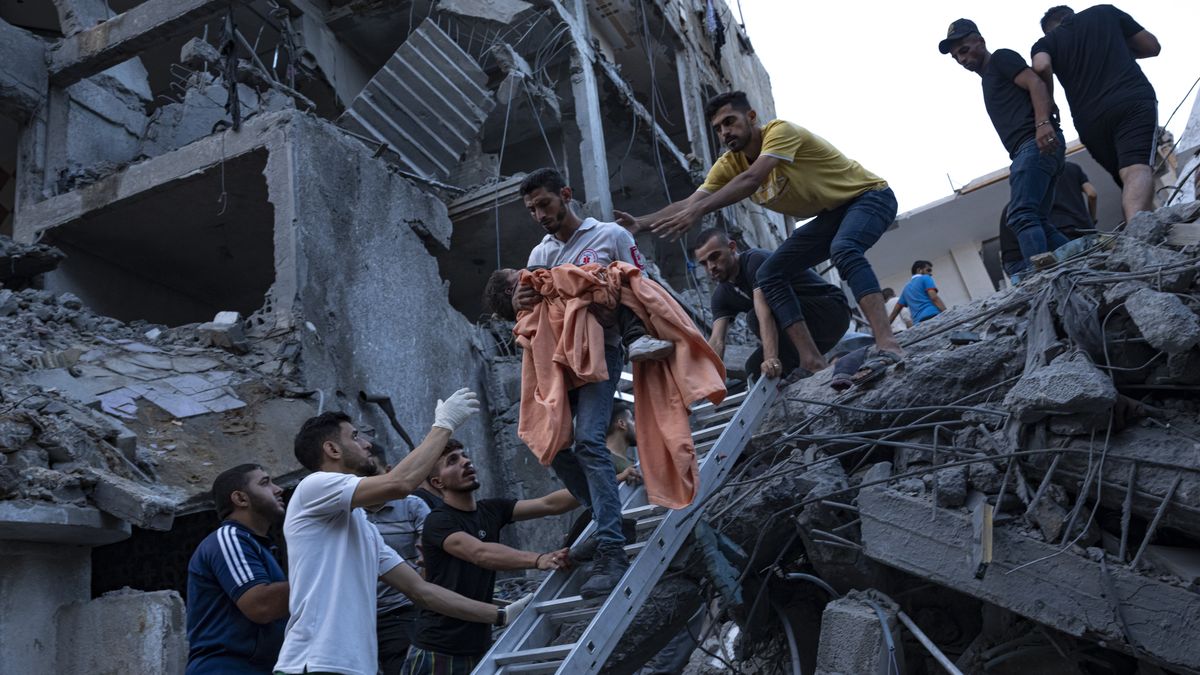Palestinos buscan resguardarse mientras Israel ataca | AP